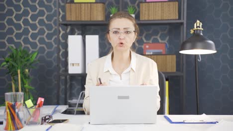 Angry-talking-business-woman-looking-at-camera.