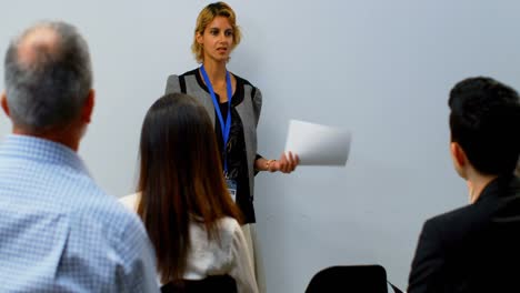 mujer de negocios haciendo una presentación en la sala de conferencias 4k