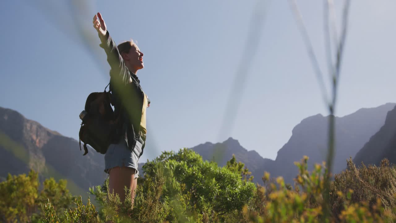mujer caucásica disfrutando del paisaje