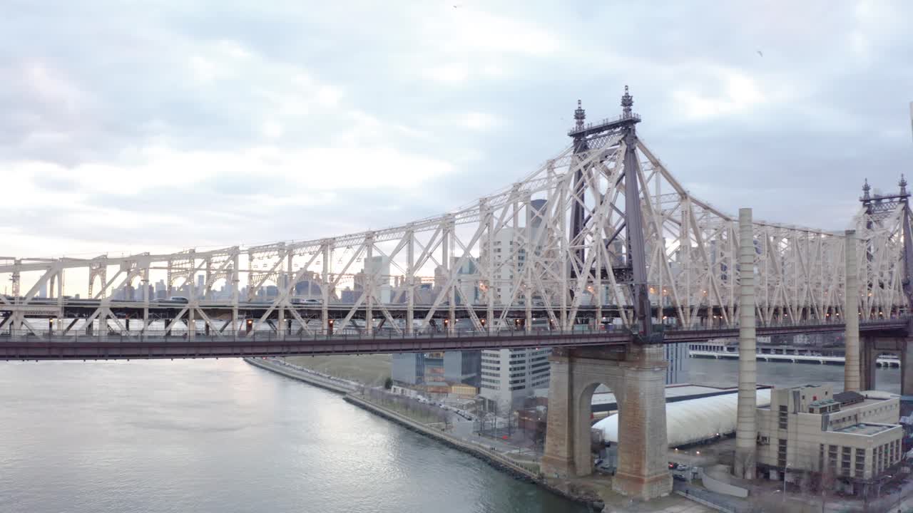 스보로 브릿지 (queensboro bridge) 에 올라가는 영화적 4k 안테나 글라이드
