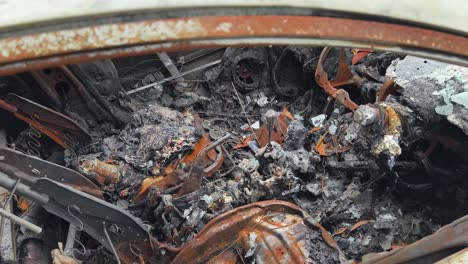 el interior del coche quemado.