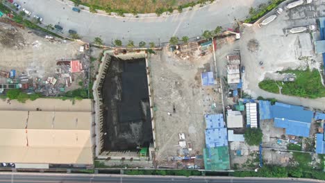 vista de arriba hacia abajo del enorme agujero profundo en el suelo en el área de construcción