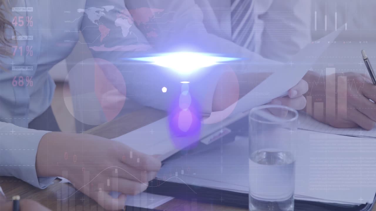 사무실에서 일하는 다양한 사업가들의 손에 빛과 그래프의 애니메이션