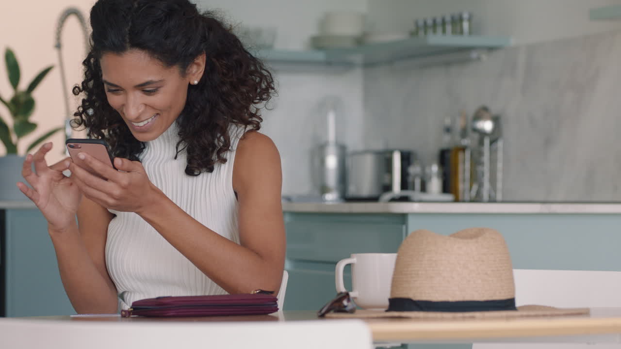 mujer feliz usando un teléfono inteligente enviando mensajes de texto navegando en línea leyendo mensajes de redes sociales disfrutando de relajarse en casa