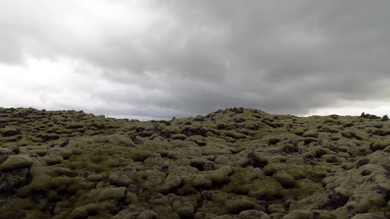 formación rocosa cubierta de musgo en islandia