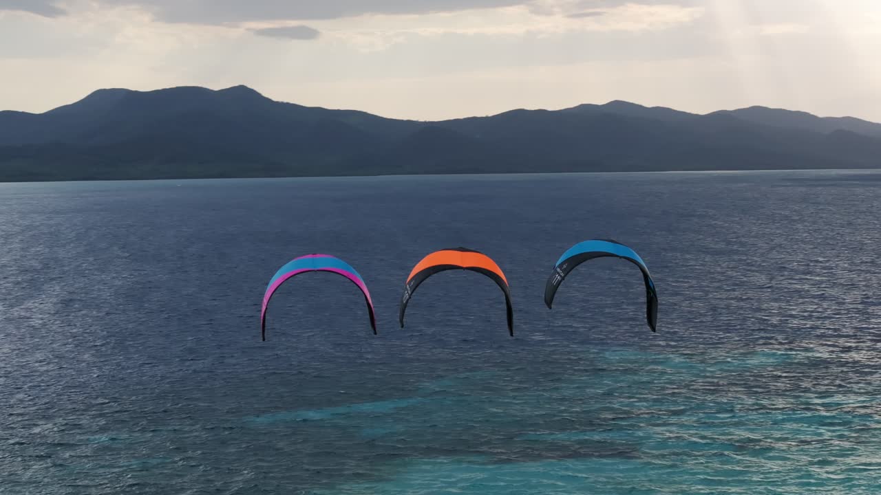 kiteboarding en un hermoso paisaje costero