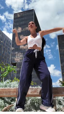 mujer bailando en la ciudad