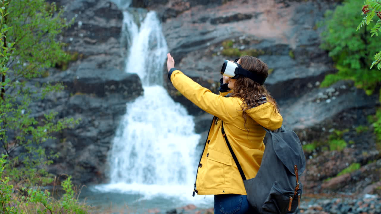 mujer experimentando la realidad virtual en una cascada