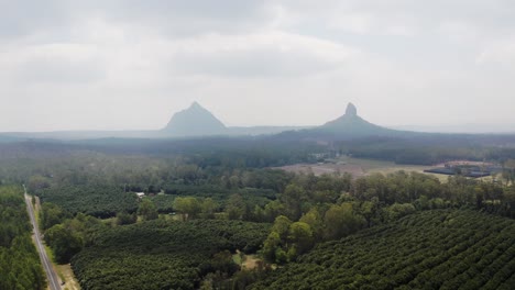 Monte-Coonowrin-Y-Monte-Beerwah-Oscurecidos-Por-Una-Espesa-Niebla-En-La-Mañana-En-La-Cordillera-De-Las-Montañas-De-La-Casa-De-Cristal-En-La-Región-De-La-Costa-Del-Sol,-Qld,-Australia