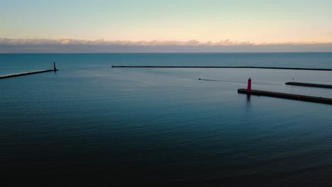 Un-Pequeño-Bote-Sale-Del-Puerto-Visto-A-Través-De-Un-Dron