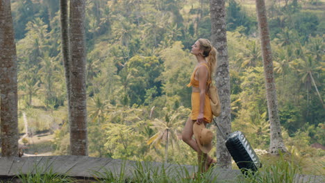 Mujer-Viajera-Con-Bolsa-De-Tranvía-Llegando-Al-Hotel-Tropical-En-Exóticas-Vacaciones-De-Verano-Caminando-Hasta-La-Cabaña