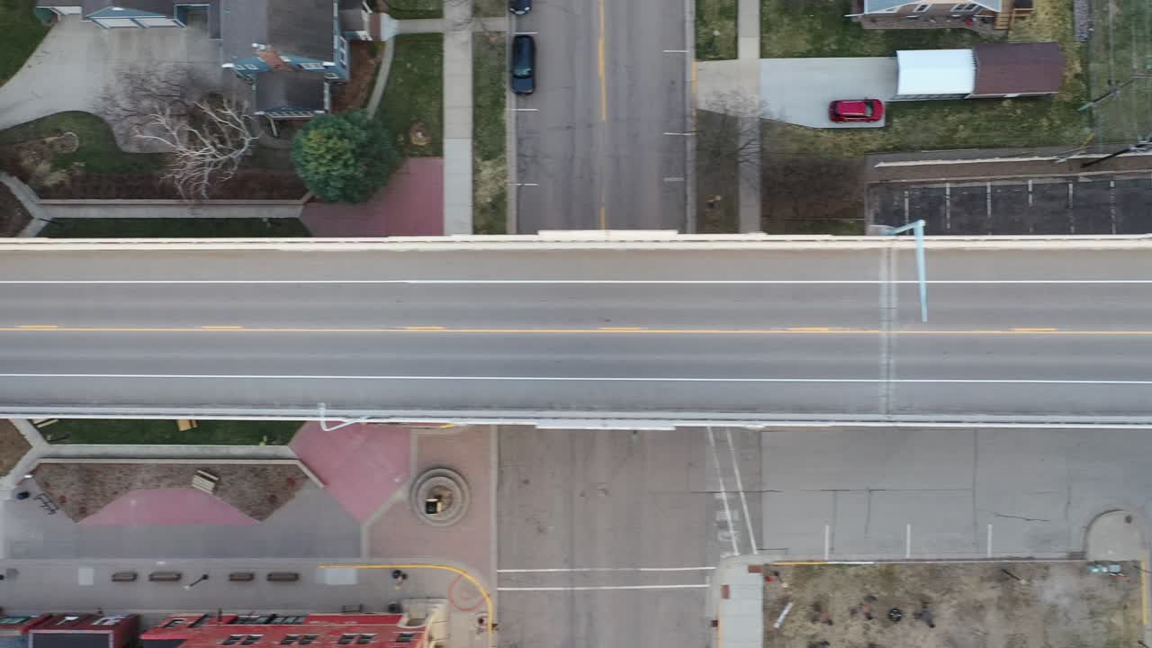 강 을 가로지르는 다리 의 공중 사진