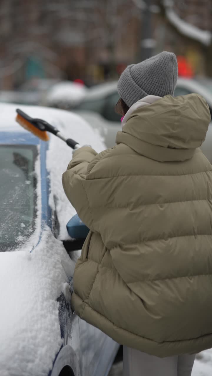 eliminación de la nieve de un automóvil