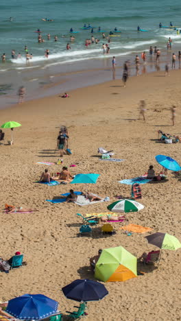 Playa-Llena-De-Gente,-En-Galicia,-España-En-Verano-En-Vertical.