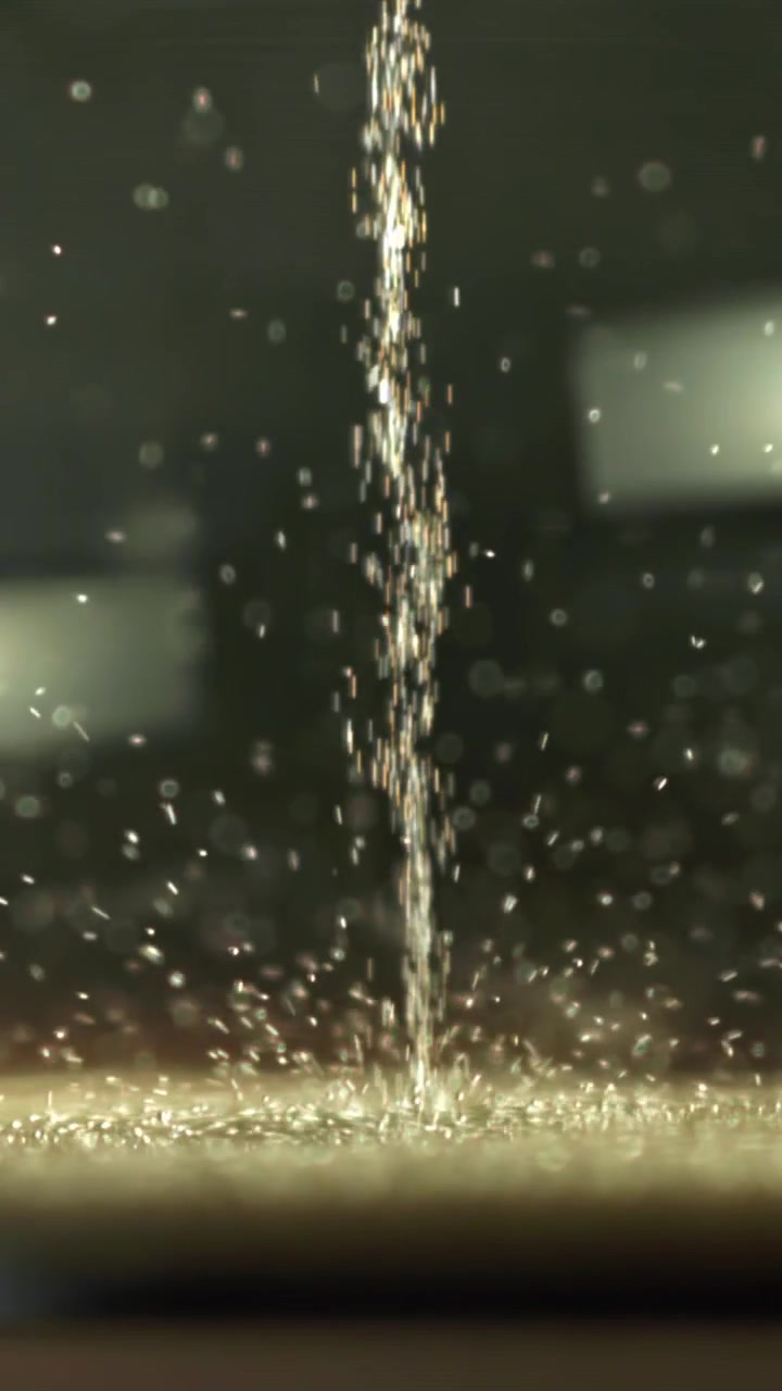 Particelle di glitter dorato che cadono in un flusso scintillante