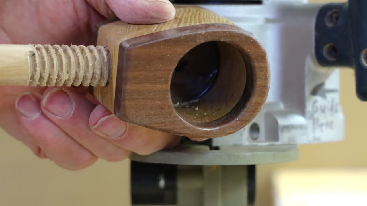 불완전한 수제 나무 호두까기 인형으로 나사못을 돌리기