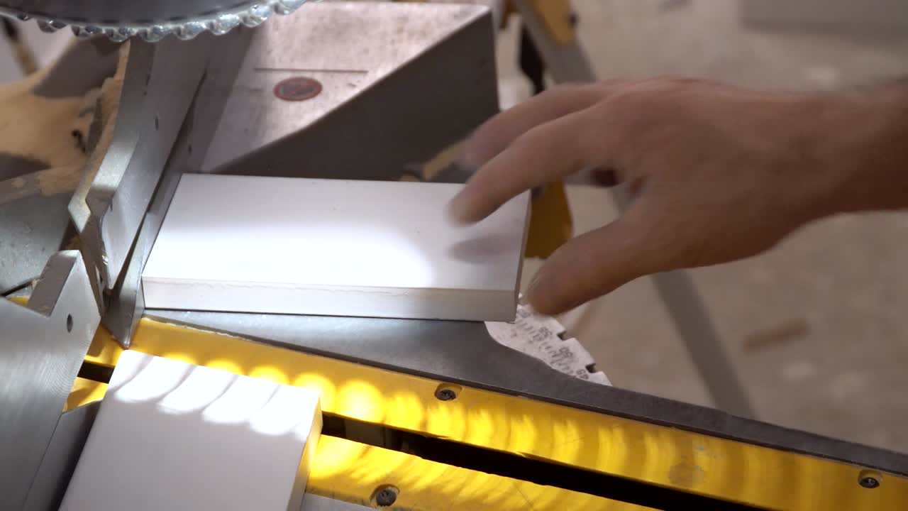 herramientas de carpintería en una mesa de madera con aserradura. lugar de trabajo de carpintero vista superior