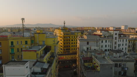 Los-Reenviadores-Vuelan-Sobre-El-Distrito-Urbano-Residencial-En-La-Mañana.-Fachadas-De-Color-De-Edificios-De-Apartamentos-Comunes-En-La-Ciudad.-Roma,-Italia