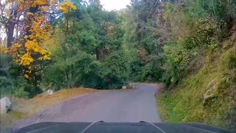suv 4x4 conduciendo por carreteras estrechas y empinadas de un santuario de vida silvestre en las montañas