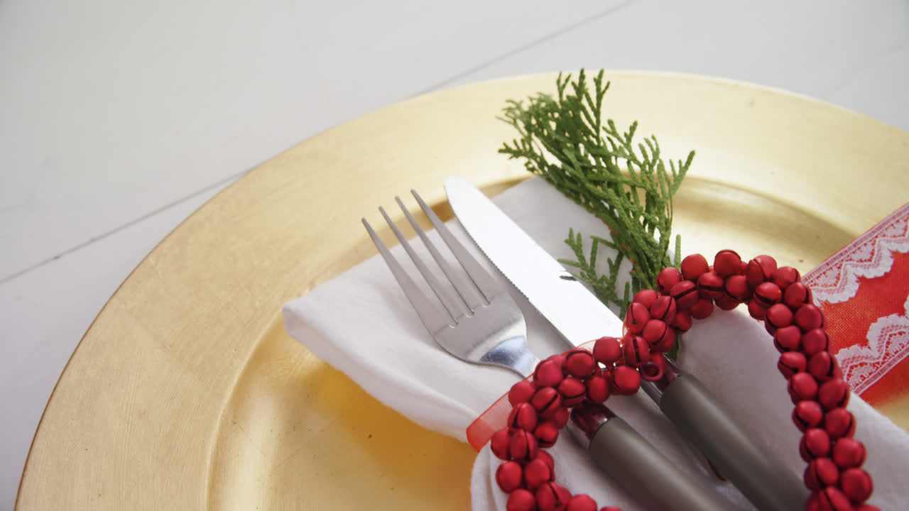 различные столовые приборы на деревянном столе 4k