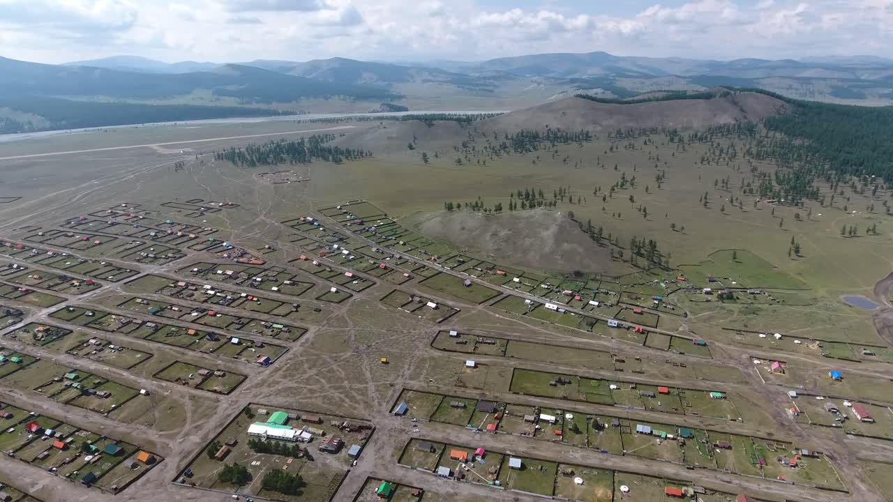 Аэросъемка дроном города в Монголии, Хубсугул. Солнечно, с небольшим количеством облаков