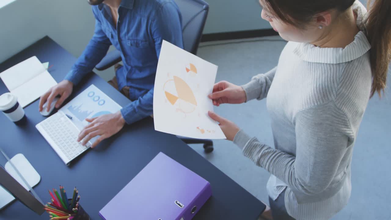 personas de negocios que trabajan en oficinas modernas