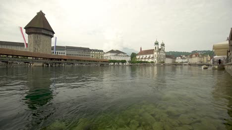 disparo en ángulo bajo del río reuss, kapellbrücke en segundo plano.