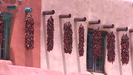 Chiles-Cuelgan-Fuera-De-Un-Edificio-De-Nuevo-México