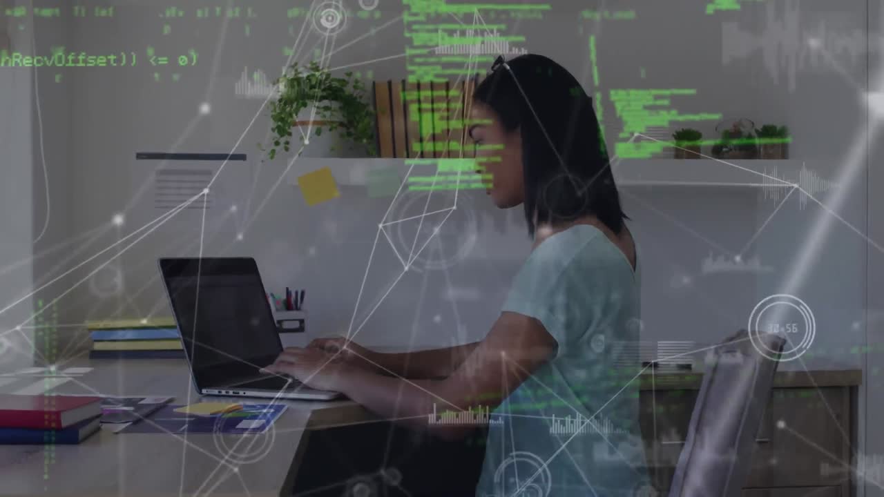 animación de conexiones y procesamiento de datos sobre la mujer usando computadora portátil