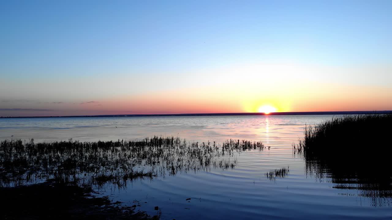 호수의 일출 장면 - 드론 샷