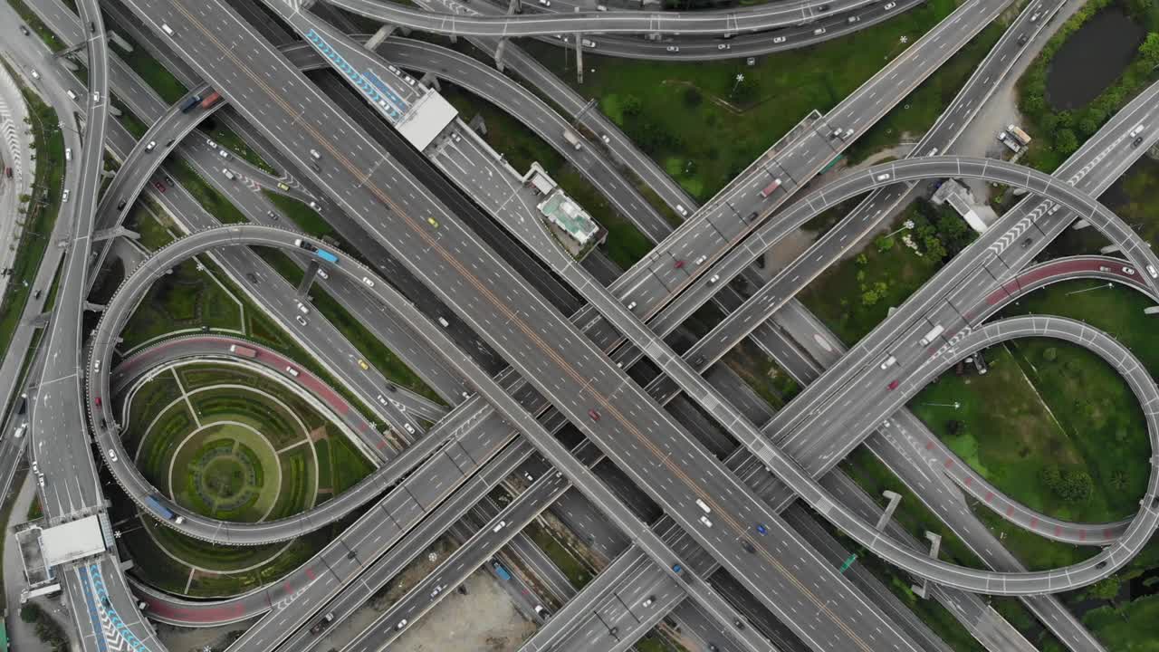 태국 방 시의 복잡한 도로와 고속도로 교차로의 높은 각도 위로 내려다보는 모습. 드론으로 찍은 사진은 교통 또는 추상적인 개념을 위해 사용할 수 있습니다.