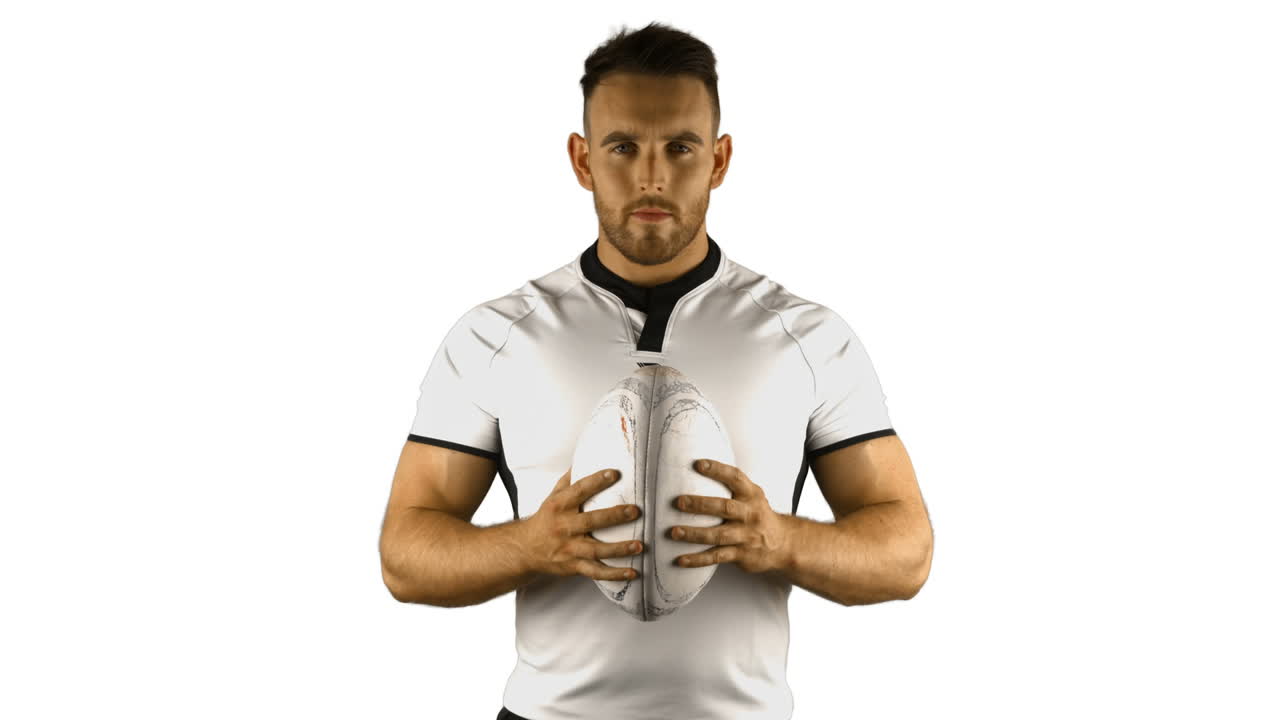jugador de rugby serio sostiene la pelota de rugby