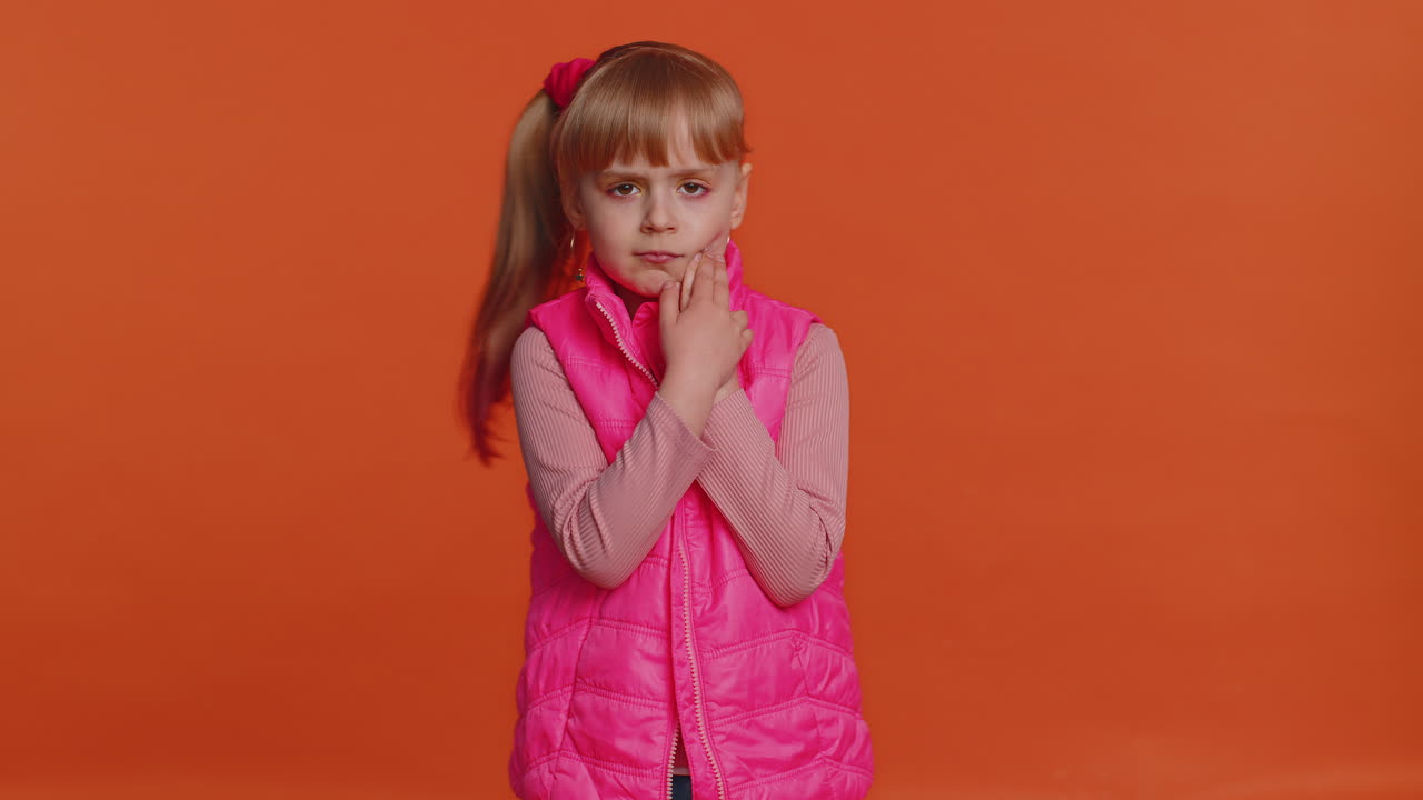 niña tocando la mejilla que sufre de dolor de dientes, caries o gingivitis esperando una cita con el dentista