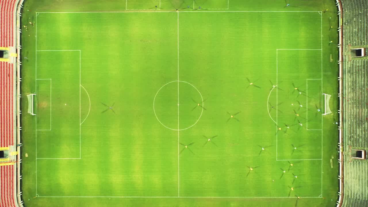 4k 위에서 수직으로 축구 경기장 드론 비디오