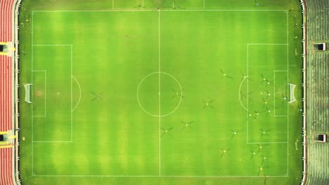 4k 위에서 수직으로 축구 경기장 드론 비디오