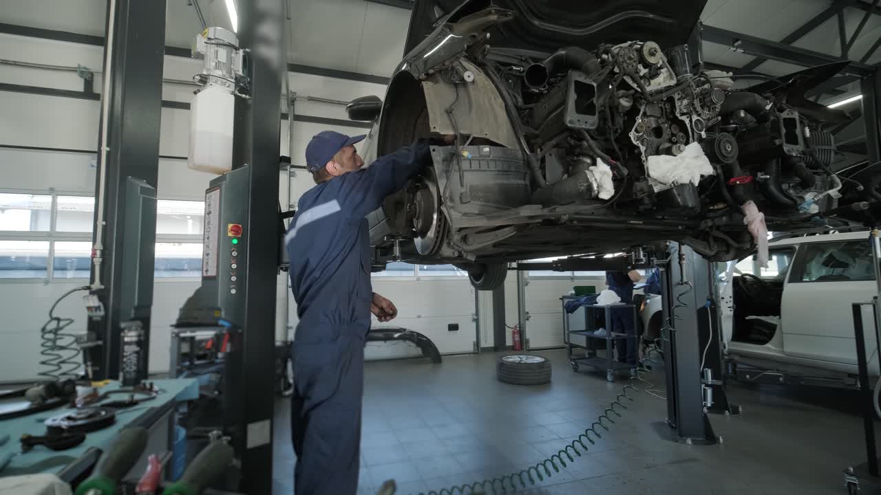 mecánico de reparación de motores de automóviles en un taller de automóviles