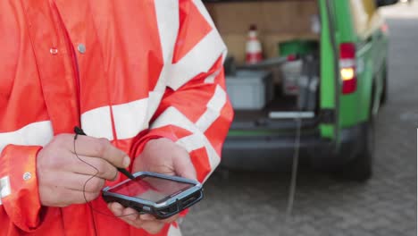 a man who works in construction, fills out his form digitally on his mobile device!