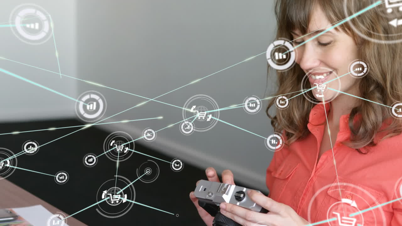 animación de una red de iconos digitales sobre una fotógrafa caucásica con una cámara digital