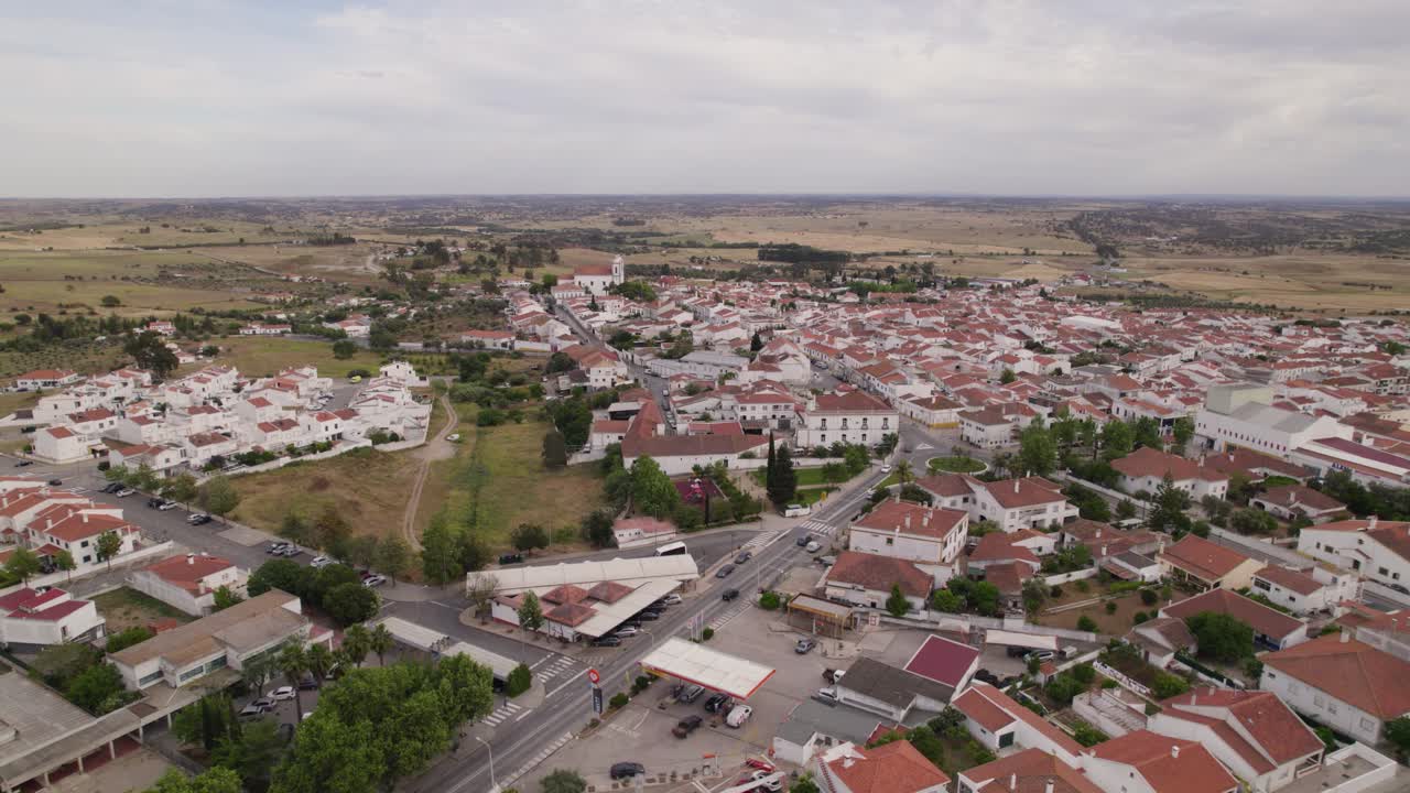 vista aérea de la pequeña y pintoresca ciudad de castro verde, alentejo, portugal