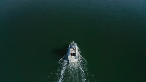 seguimiento detrás de un velero mientras navega por la ruta de navegación