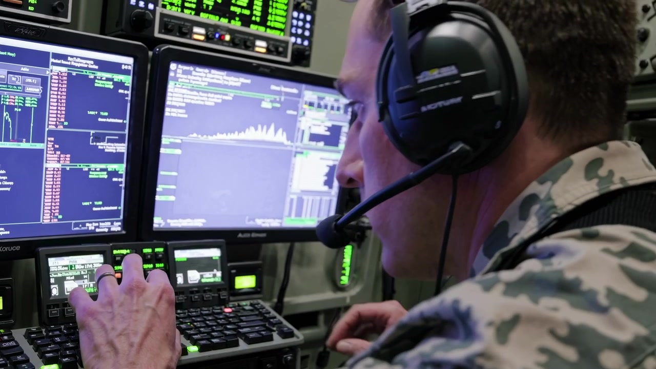 高度な通信・監視機器を操作する軍人