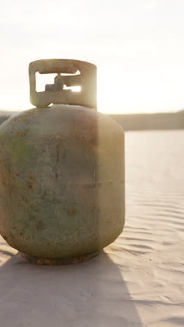 tanque de propano oxidado en el desierto