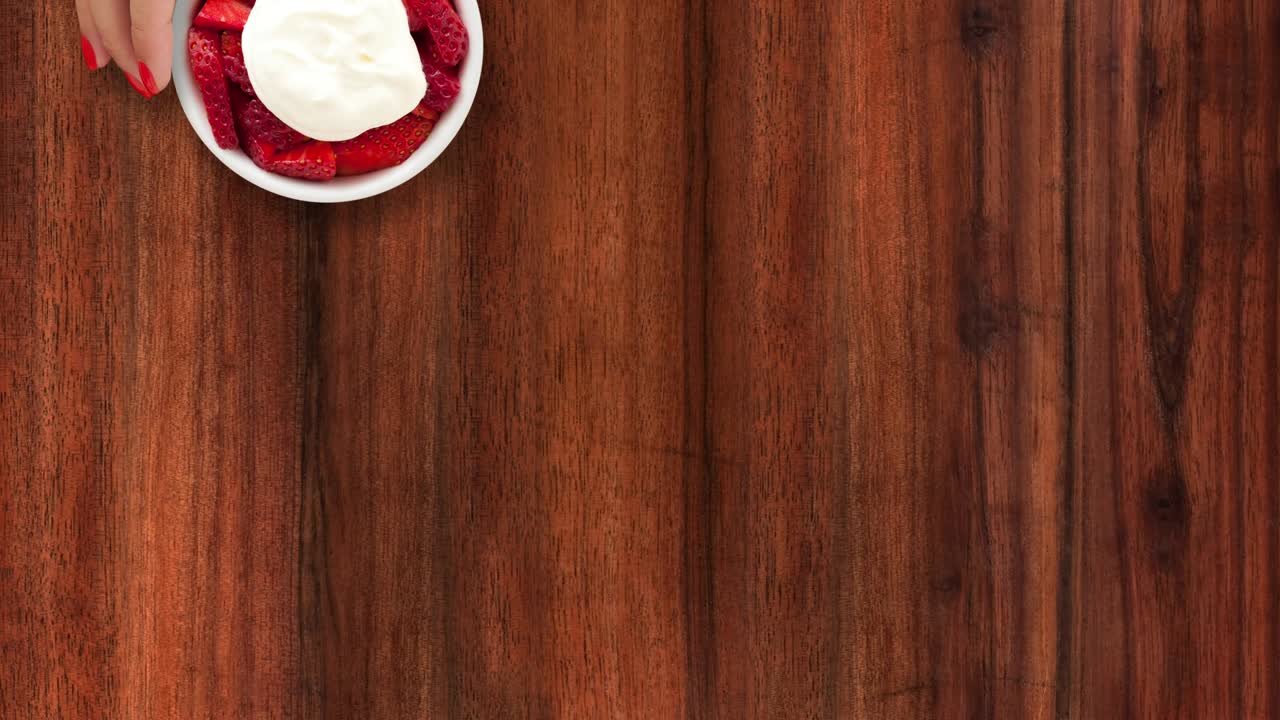 ofreciendo fresas y crema