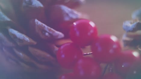 animación de decoración navideña con conos de pino y bayas rojas