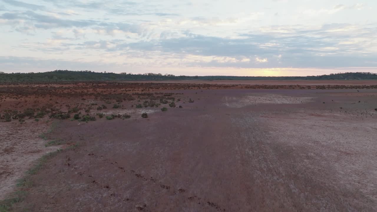 clip de avión no tripulado sobre el desierto australiano remoto que muestra dos juegos de huellas una al lado de la otra