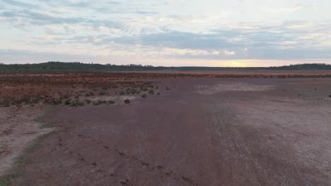 Drohnenclip-über-Einem-Abgelegenen-Australischen-Wüsten-Outback,-Der-Zwei-Nebeneinander-Liegende-Fußabdrücke-Zeigt