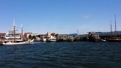 frente al mar de portland, maine con veleros