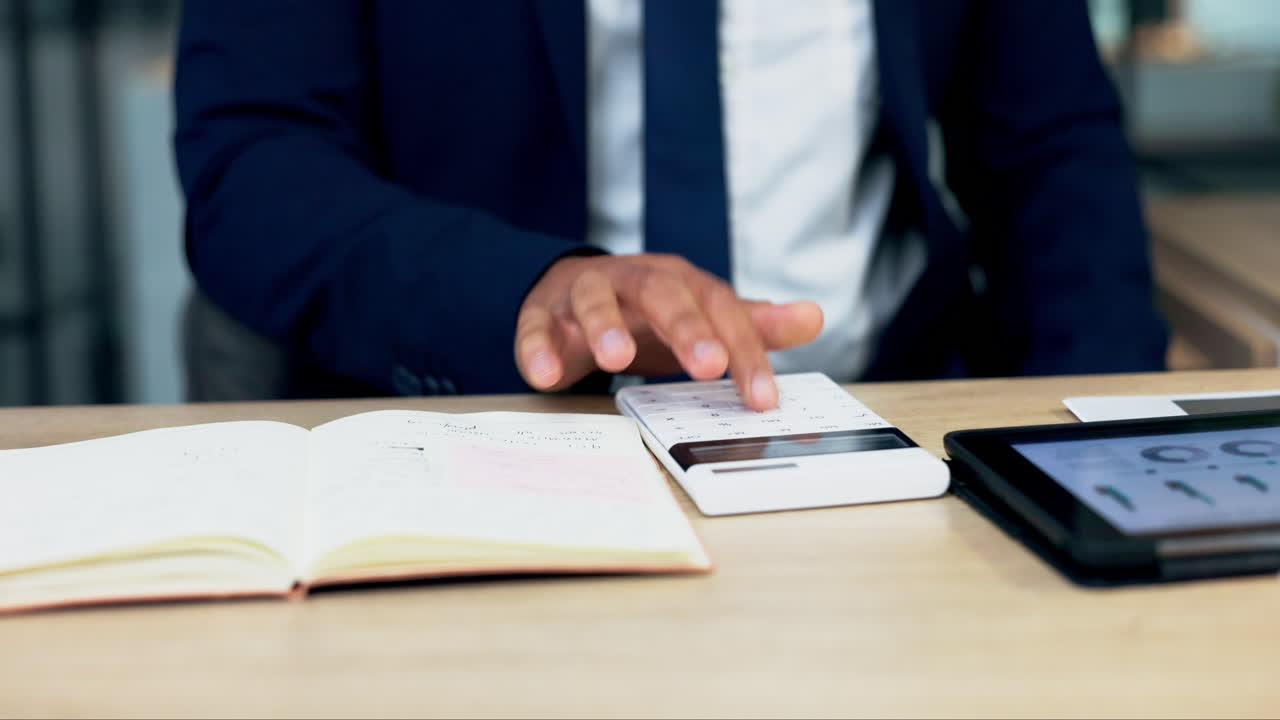 mano, calculadora y presupuesto para el hombre en el escritorio