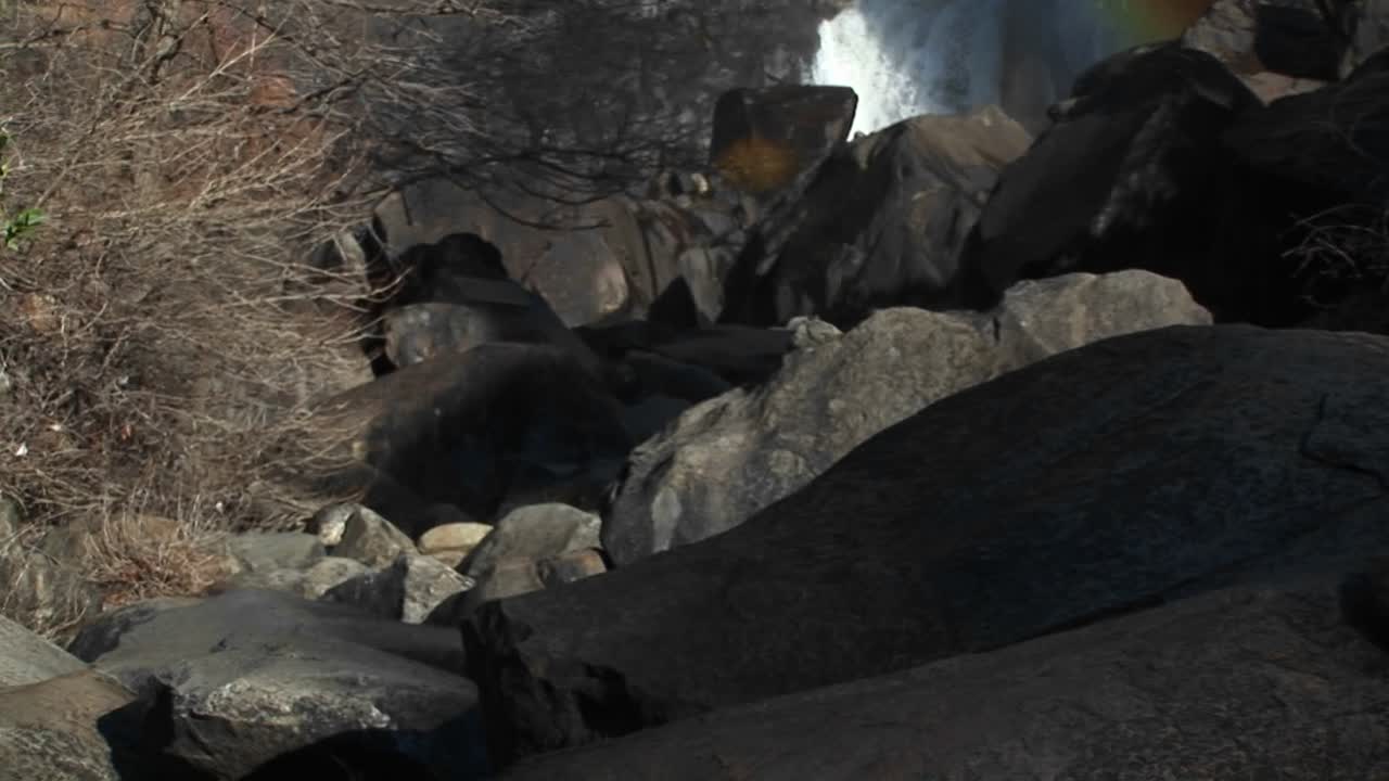 una vista panorámica espectacular de una cascada desde el rocío en la parte inferior hasta la parte superior donde el agua cae en cascada sobre el borde
