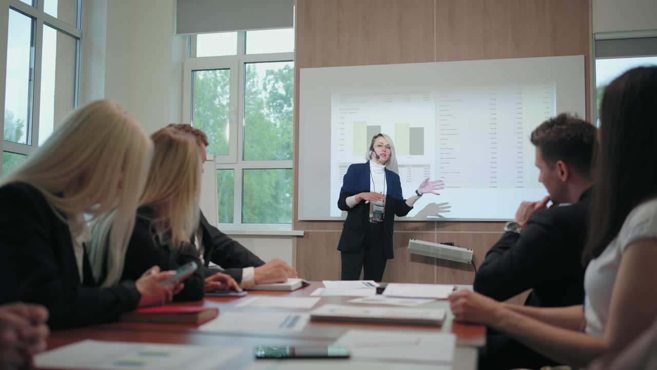 수석 회계사는 회사의 이사회 연례 사업 회의에서 보고서를 발표하고 있습니다.